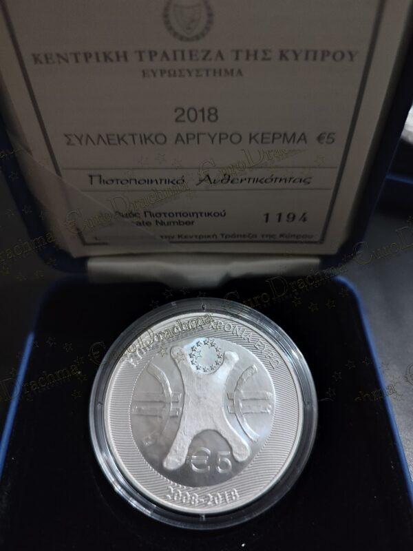 Αγορά νομισμάτων Πώληση νομισμάτων Αξιολόγηση νομισμάτων Χρυσά νομίσματα Ασημένια νομίσματα Συλλεκτικά νομίσματα Παγκόσμια νομίσματα Ελληνικά νομίσματα Νομίσματα Euro Αγορά χρυσού Πώληση χρυσού Αγορά ασημιού Πώληση ασημιού Επενδύσεις σε νομίσματα Επενδύσεις σε χρυσό και ασήμι Κατάλογος νομισμάτων Συλλογή νομισμάτων Αξεσουάρ για νομίσματα Συλλεκτικά χαρτονομίσματα Ανταλλαγή νομισμάτων eurodrachma.gr, 5-ευρώ_Κύπρος 5 ευρώ 2018 10 Χρόνια Ευρώ Ασημένιο Proof_, Αγορά νομισμάτων, Πώληση νομισμάτων, Αξιολόγηση νομισμάτων, Χρυσά νομίσματα, Ασημένια νομίσματα, Συλλεκτικά νομίσματα, Παγκόσμια νομίσματα, Ελληνικά νομίσματα, Νομίσματα Euro, Αγορά χρυσού, Πώληση χρυσού, Αγορά ασημιού, Πώληση ασημιού, Επενδύσεις σε νομίσματα, Επενδύσεις σε χρυσό και ασήμι, Κατάλογος νομισμάτων, Συλλογή νομισμάτων, Αξεσουάρ για νομίσματα, Συλλεκτικά χαρτονομίσματα, Ανταλλαγή νομισμάτων, eurodrachma.gr